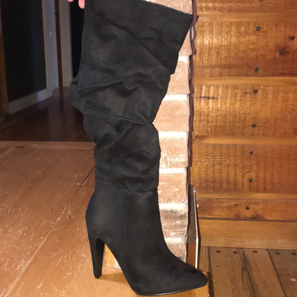 FOREVER 21 BLACK KNEE HIGH BOOTS.